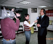 洪教授接受台湾电视媒体采访